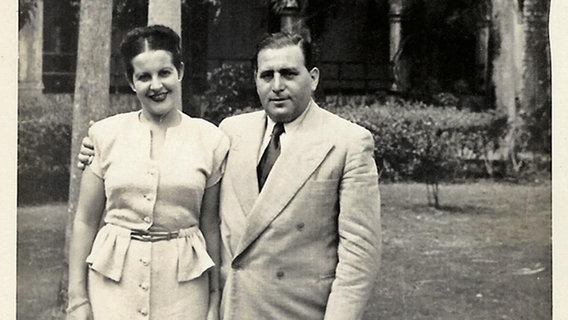 Ein Mann und eine Frau stehen nebeneinander, Arm in Arm, auf einer historischen Fotografie. © Anne Siegel 