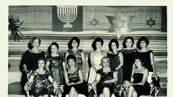 Mehrere Frauen posieren in zwei Reihen sitzend und stehend. © Anne Siegel 