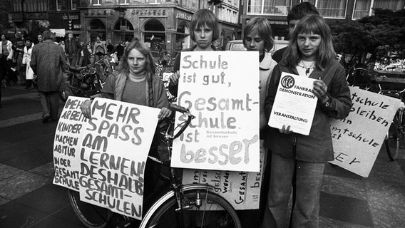 Schüler einer Gesamtschule wenden sich am im Oktober 1977 mit einem Protest für ihre Schule und deren Schulform an die Öffentlichkeit. © picture alliance / Klaus Rose Foto: Klaus Rose
