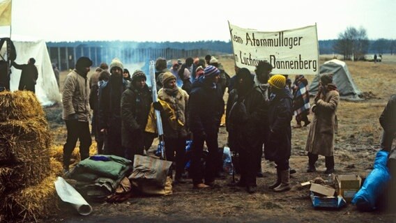 Atomkraftgegner bei Kapern im Kreis Lüchow-Dannenberg protestieren am 27. Januar 1982 gegen das geplante Atommülllager. © picture-alliance / Werner Baum Foto: Werner Baum