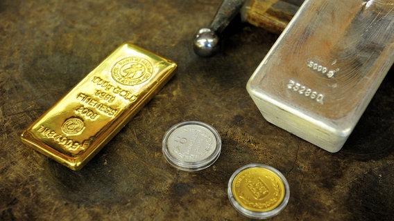 Barren und Münzen aus Gold und Silber. © imago/ARCO IMAGES 