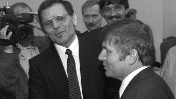 Werner Schulz (l, parteilos) gratuliert am 27. Oktober 1990 dem frisch gewählten Ministerpräsidenten von Mecklenburg-Vorpommern Alfred Gomolka (r, CDU). © picture alliance Foto: Carsten Rehder