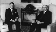 Michail Gorbatschow, Generalsekretaer des Zentralkomitees der Kommunistischen Partei der Sowjetunion (KPdSU), und Ronald Reagan, Präsident der USA, im November 1985 bei ihrem ersten Gespräch über Abrüstungsverhandlungen. © picture alliance/KEYSTONE | STR 