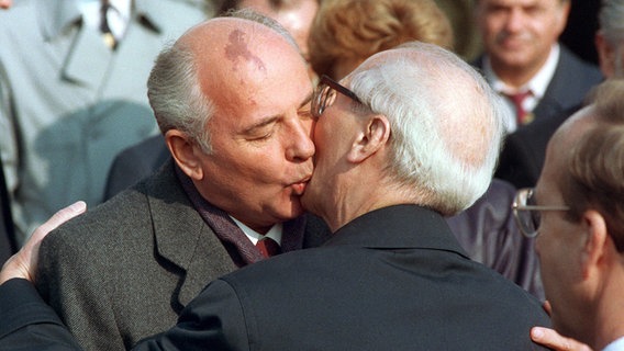 Michail Gorbatschow und Erich Honecker geben sich einen Kuss. © picture alliance/dpa Foto: Wolfgang Kumm