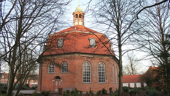 Eine Kirche mit oktogonalem Grundriss steht auf dem Niendorfer Friedhof. © NDR Foto: Daniel Sprenger