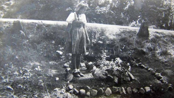 Schwarz-weiß-Fotografie: Frau an Grabstätte von Lukas Roser in Kritzow © privat Foto: privat