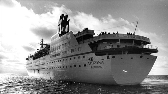 Die MS Arkona läuft aus dem Hafen aus. 1985. © http://creativecommons.org/licenses/by-sa/3.0/de/deed.en 