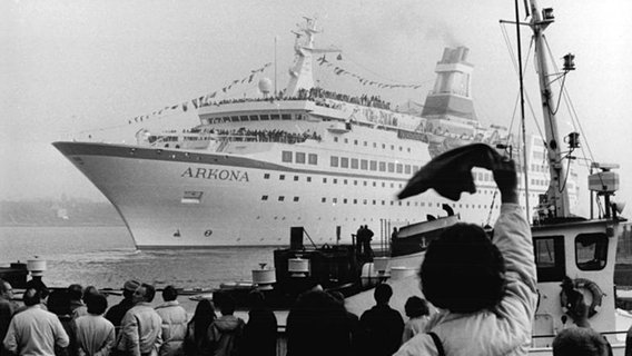 Die MS Arkona beim Auslaufen in Rostock Warnemünde 1988. © http://creativecommons.org/licenses/by-sa/3.0/de/deed.en Foto: Jürgen Sindermann