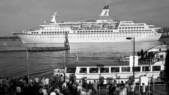 Die MS "Arkona" läuft am 15.10.1985 zu ihrer ersten Kreuzfahrt für die DDR aus. © picture alliance / dpa Foto: Jürgen Sindermann