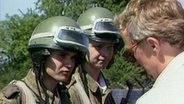 Hans-Jürgen Börner im Gespräch mit Volkspolizisten der DDR © NDR 