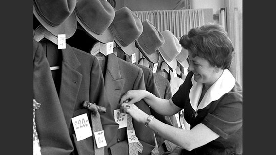 Verkäuferin eines Textilgeschäftes der HO (Handels-Organisation). © dpa-Report Foto: Horst Sturm