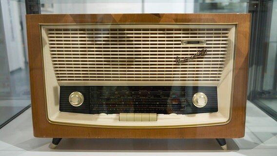 Röhrenradio 'Weimar 4680', DDR, 1961/62. © picture-alliance / akg 