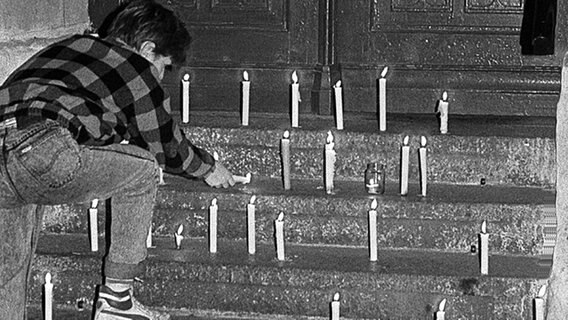 Kerzen auf der Treppe zur Marienkirche. © Roland Hartig Foto: Roland Hartig