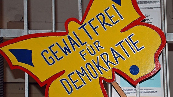 Transparent in Schmetterlingsform: "Gewaltfrei für Demokratie" © Roland Hartig Foto: Roland Hartig
