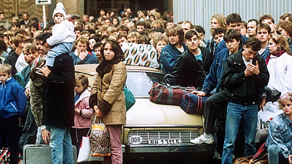 DDR-Bürger warten auf dem gelände der deutschen Botschaft in Prag auf ihre Ausreise.  