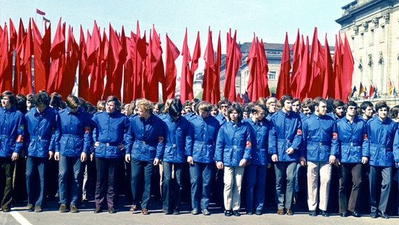 FDJ-Aufmarsch zum 1. Mai 1973, Unter den Linden in Ostberlin. © picture-alliance / akg-images 