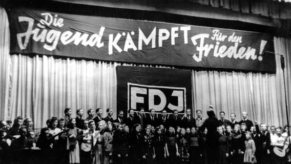 Gründungsfeier der FDJ im Berliner Friedrichstadtpalast am 8. November 1947 © picture-alliance / dpa Foto: rf