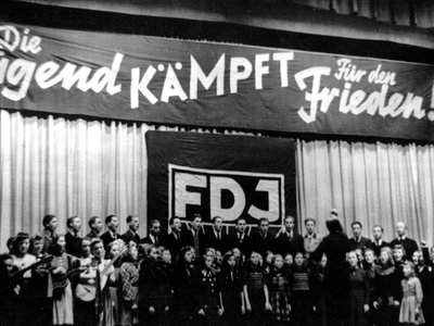 Neues angebotdeutsches reich tag der arbeit 1 mai. Fdj Aufstieg Und Fall Der Ddr Jugendorganisation Ndr De Geschichte Chronologie