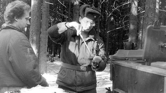 Grenzsoldaten verteilen heiße Würstchen.  Foto: Harry Jander