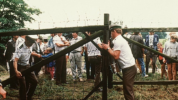 Paneuropäisches Picknick: Österreichische Grenzbeamte öffnen bei Sopron am 19 August 1989 ein Grenztor. Paneuropäisches Picknick: Österreichische Grenzbeamte öffnen bei Sopron am 19 August 1989 ein Grenztor. © dpa Foto: Votava