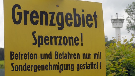 Hinweisschild mit der Aufschrift "Grenzgebiet Sperrzone! Betreten und Befahren nur mit Sondergenehmigung gestattet!", Mödlareuth © picture-alliance/ ZB Foto: Jan-Peter Kasper
