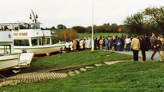 In Hitzacker standen die Menschen für Fahrten auf der Elbe Schlange  