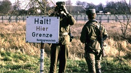 DDR-Grenzaufklärer mit Kamera DDR-Grenzaufklärer mit Kamera © Jürgen Ritter Foto: Jürgen Ritter