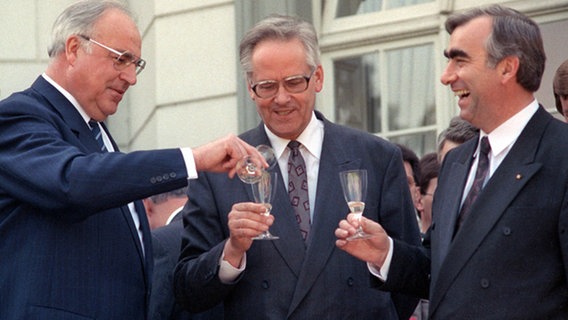 Bundeskanzler Helmut Kohl (l), DDR-Finanzminister Walter Romberg (M) und Bundesfinanzminister Theo Waigel (r) © picture-alliance/ dpa Foto: Roland Holschneider