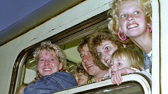 Strahlend kommen DDR-Übersiedler am 5.10.1989 auf dem Bahnhof im bayerischen Hof an. © dpa-Report 