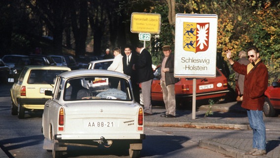 Lübecker begrüßen am 11. November 1989 Besucher aus der DDR in Lübeck-Schlutup © picture-alliance / dpa 