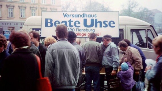 Neugierige drängeln sich vor dem Verkaufsbus vom Versandhaus Beate Uhse. © Beate-Uhse-Archiv 
