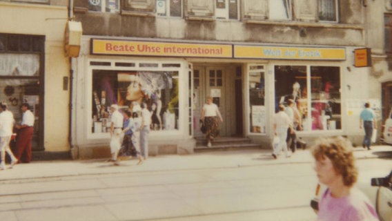 Erster Beate-Uhse-Shop in Schwerin 1991. © Forschungsstelle für Zeitgeschichte in Hamburg, Angelika Voß-Louis 