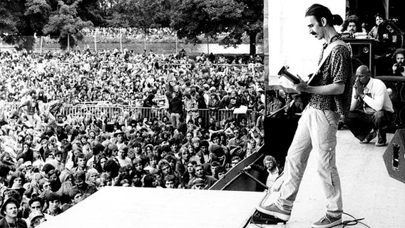 Frank Zappa am 26.08.1978 auf dem Pop- und Rockfestival "Summertime Open Air" in Ulm  Foto: Norbert Försterling