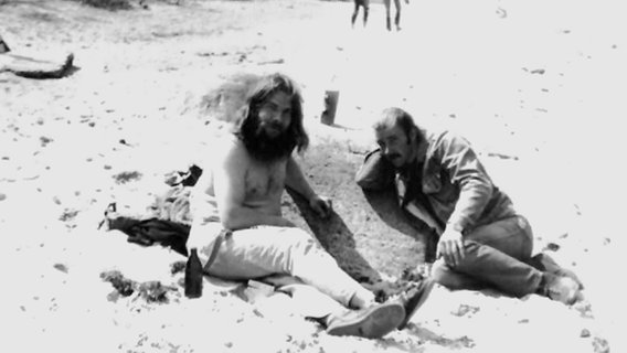 Wolfhard Kutz (li.) mit einem Freund an der Ostsee Wolfhard Kutz (li.) mit einem Freund an der Ostsee
