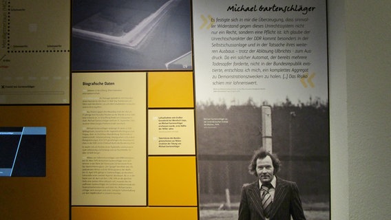Eine Fotowand mit der Biografie von Michael Gartenschläger im Haus Grenzhus © NDR Foto: Axel Seitz