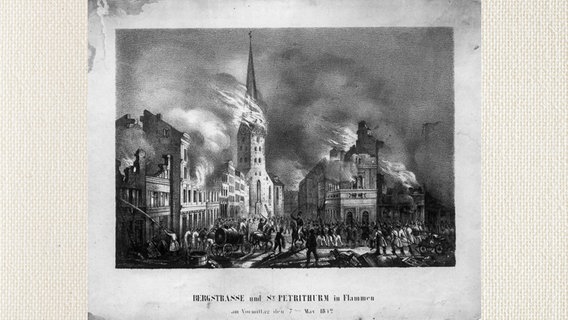 Die brennende Bergstraße und der Turm der Petrikirche während des großen Brandes 1842 in Hamburg  