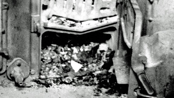 Verbrannte Akten-Reste im Keller der Stasi in Güstrow im Dezember 1989. © privat 