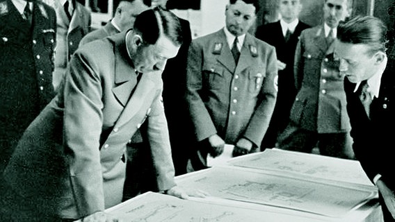 Adolf Hitler und Konstanty Gutschow sehen einen Plan an © Niels Gutschow 