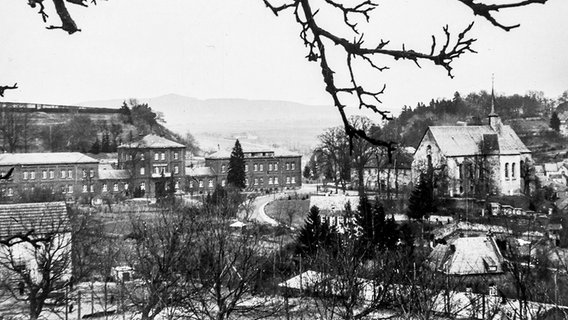 Landesheilanstalt Hadamar: Hauptgebäude und ehemalige Klosterkirche um 1950. Landesheilanstalt Hadamar: Hauptgebäude und ehemalige Klosterkirche um 1950. © LWV-Archiv Kassel | F 12 Nr. 12