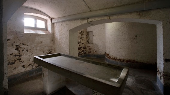 Der Sektionsraum im Keller der Gedenkstätte Hadamar, aufgenommen im Jahr 2007. Der Sektionsraum im Keller der Gedenkstätte Hadamar, aufgenommen im Jahr 2007. © picture alliance / imageBROKER Foto: Thomas Frey