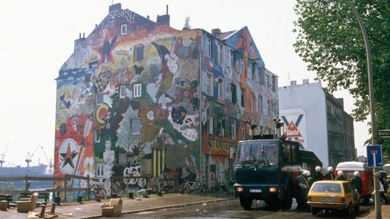Räumung einer Wagenburg unter Polizeieinsatz in der Hamburger Hafenstraße 1989. © picture alliance/United Archives | United Archives Foto: Frank Hempel