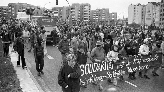 Mit einer Demonstration durch die Hamburger City protestierten am 20. Dezember 1986 Tausende gegen den Abriss der Häuser in der Hafenstraße in Hamburg. © picture alliance / Werner Baum Foto: Werner Baum