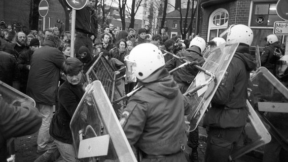 Im Rahmen einer Demonstration gegen den Abriss der Häuser in der Hafenstraße in Hamburg kommt es am 20. Dezember 1986 zu Ausschreitungen. © picture alliance / Werner Baum Foto: Werner Baum