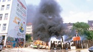 Brennende Barrikaden: Unter Polizeieinsatz wird 1989 eine Wagenburg in der Hamburger Hafenstraße geräumt. © picture alliance/United Archives | United Archives Foto: Frank Hempel