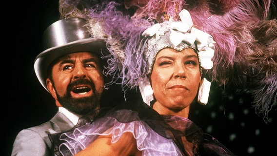 Die Schauspieler Evelyn Hamann und Walter Horr in einer Szene des Films "Ödipussi". Aufnahme von 1987. © picture-alliance / dpa Foto: Jahnke