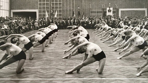 Sportlerinnen der HT 16 turnen in den 1950er Jahren eine Choreographie vor.  