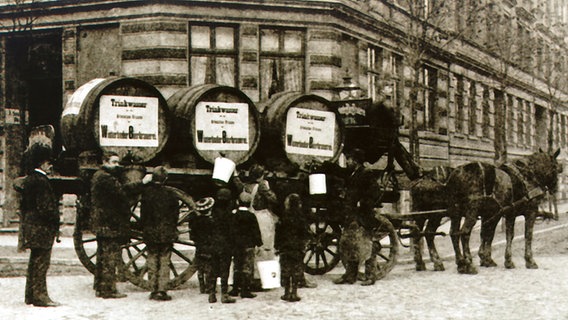 Ein Pferdekarren mit Trinkwasser-Tonnen zur Zeit der Cholera-Epidemie in Hamburg © Staatsarchiv 