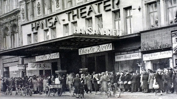 Menschen stehen 1936 vor dem Hansa-Theater am Hamburger Steindamm Schlange für Karten. © Hansa-Theater 