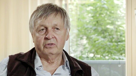 Der Fluchthelfer Hartmut Richter sitzt vor einem Fenster. Der Fluchthelfer Hartmut Richter sitzt vor einem Fenster. © jump medien TV GmbH