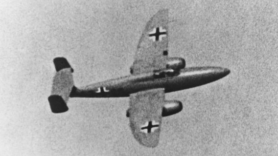 Undatierte Aufnahme der "Heinkel He 280", dem erste zweistrahligen Düsenflugzeug der Welt. Undatierte Aufnahme der "Heinkel He 280", dem erste zweistrahligen Düsenflugzeug der Welt. © picture-alliance/ dpa | Fotoreport Heinkel